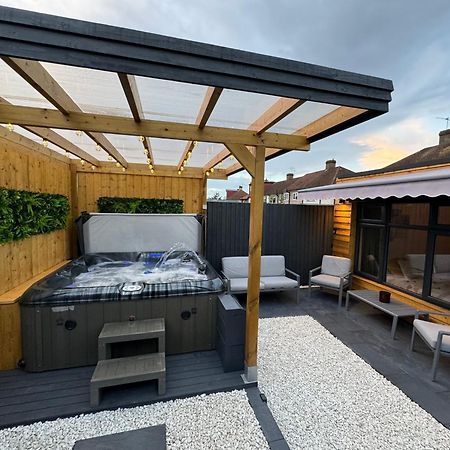 Wild & Free Hot Tub Retreat Apartment Dartford Exterior foto